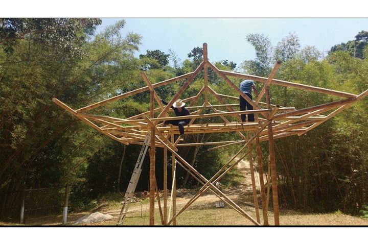 竹を使って家を作るワークショップの様子