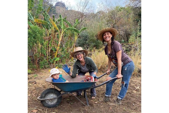 エコビレッジの〈Huehuecoyotl〉に三世代にわたって暮らす一家