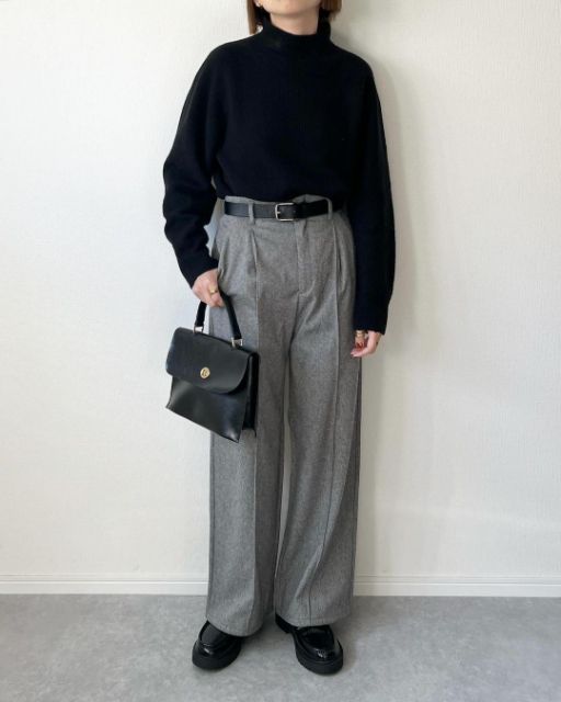 3Dスフレヤーンモックネックセーターを着用したコーデ