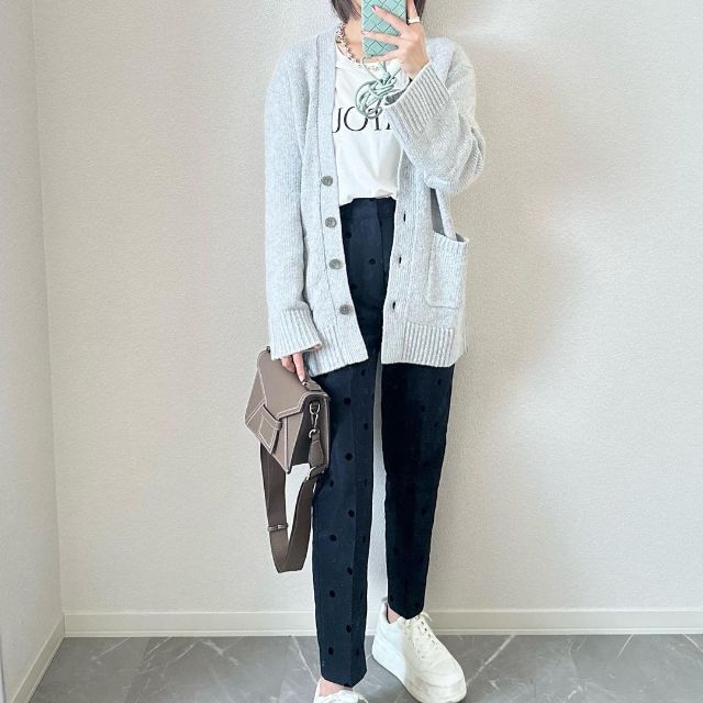 ソフトニットVネックフレアスリーブカーディガンを着用したコーデ