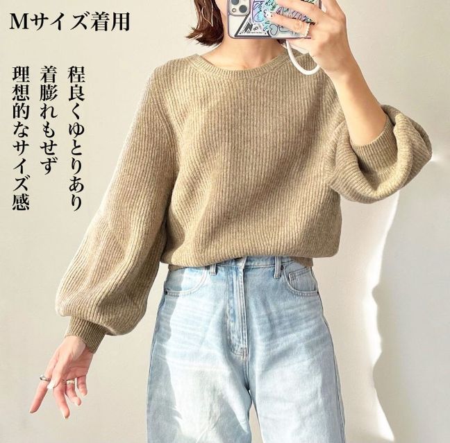 プレミアムラムボリュームスリーブセーターを着用している