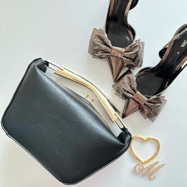 メタリックハンドルバケットバッグ