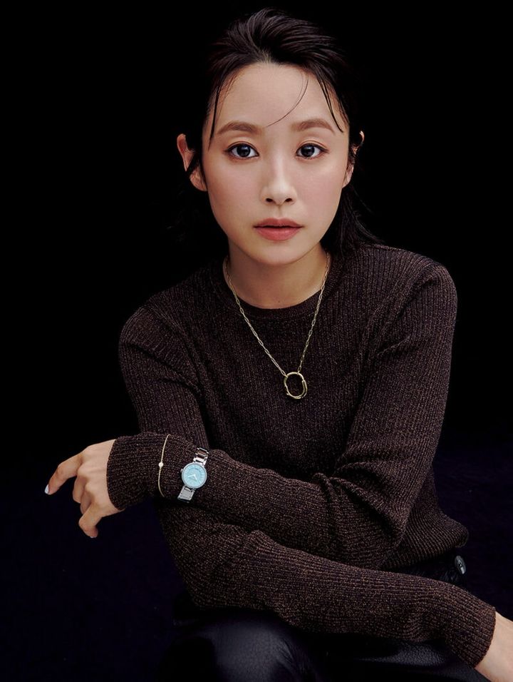 高橋愛 ペンダント［YG］¥627,000、ブレスレット［YG、DI］¥247,500、時計［ステンレス スティール、DI］¥874,500（すべてティファニー／ティファニー・アンド・カンパニー・ジャパン・インニット¥9,900（カランシエル／シップス インフォメーションセンター） パンツ￥119,900（ギャルリー・ヴィー／ギャルリー・ヴィー 丸の内店）ク） 