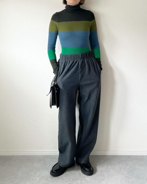 グリーンのヒートテックシームレスリブタートルネックT