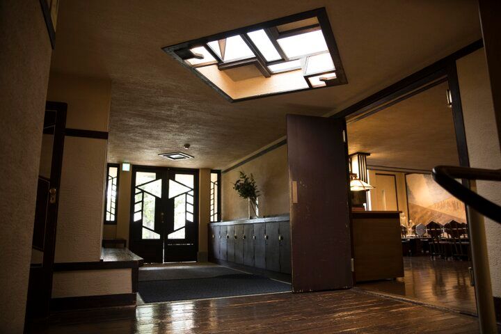 活用しながら保存されるフランク・ロイド・ライトの名建築。アートなグッズや休憩にも♪池袋「自由学園明日館」