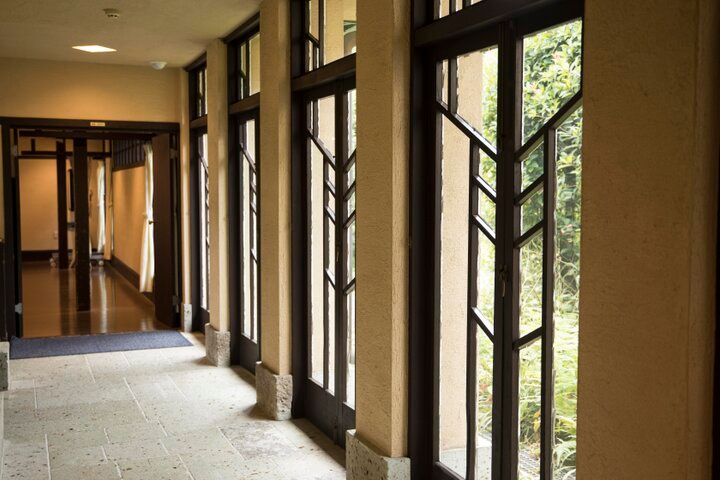 活用しながら保存されるフランク・ロイド・ライトの名建築。アートなグッズや休憩にも♪池袋「自由学園明日館」