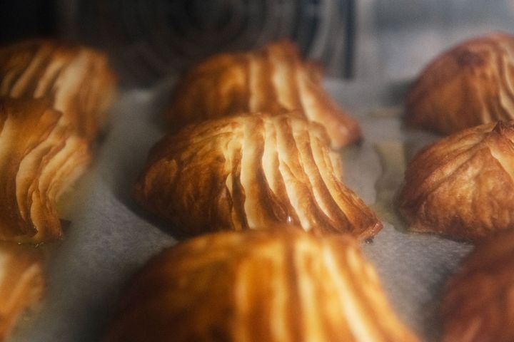 オーブンで焼成されるTOLO PAN Tokyoのパンオショコラ