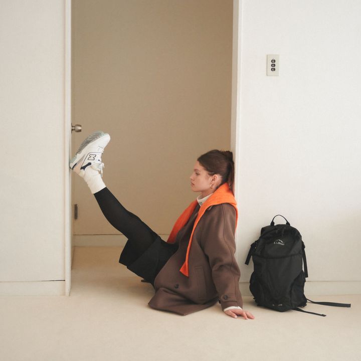 《ニューバランス》×ココアブラウンのロングコートで作るモダンクラシック【マイスタンダードブック】