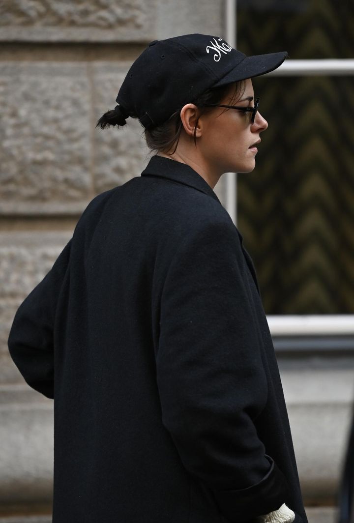 画像1: 婚約者のディラン・マイヤーを各地に同伴