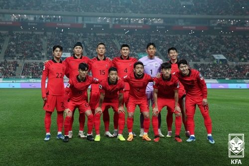 白 サッカー ユニフォーム かっこいい  2024