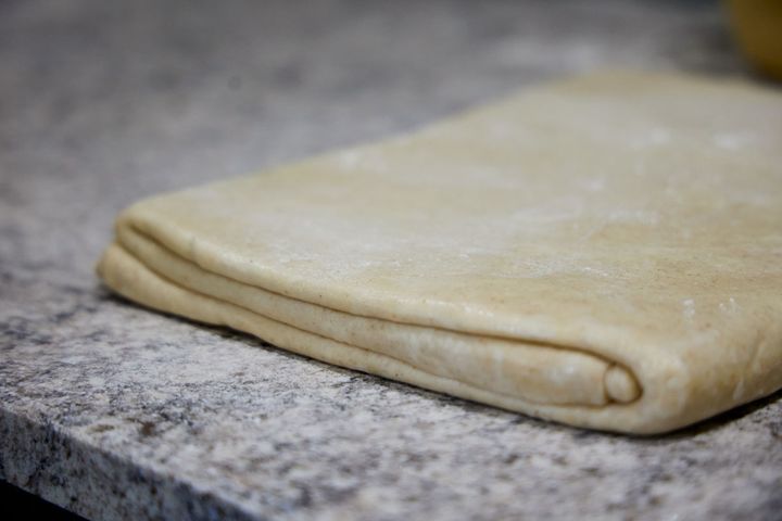 折られたクロワッサン生地