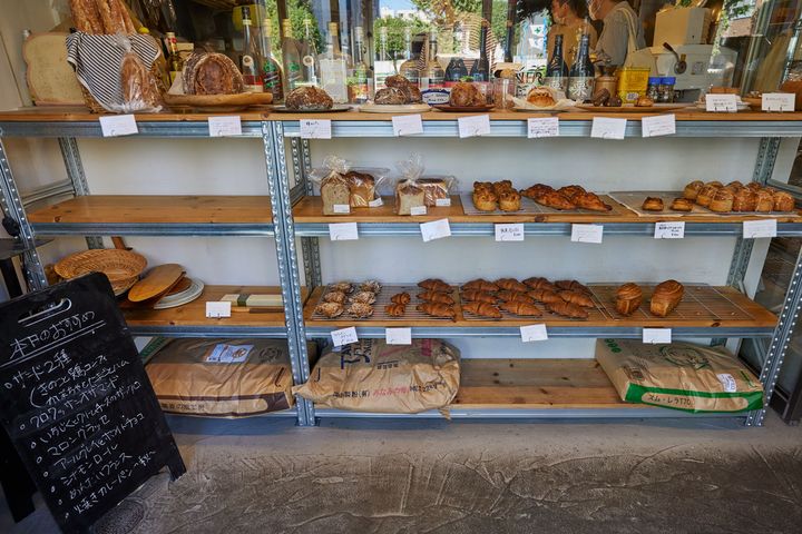 棚に並んだ様々な種類のパン