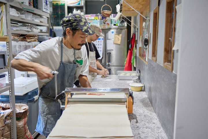 ハンドルを回す高橋さん