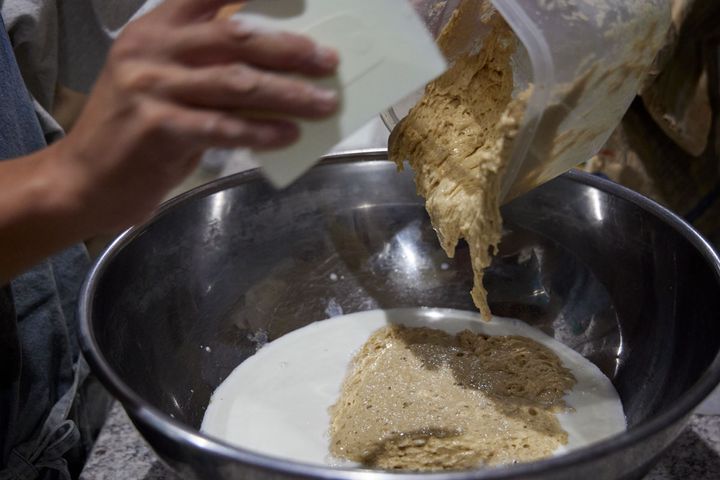 クロワッサンの生地づくりの様子