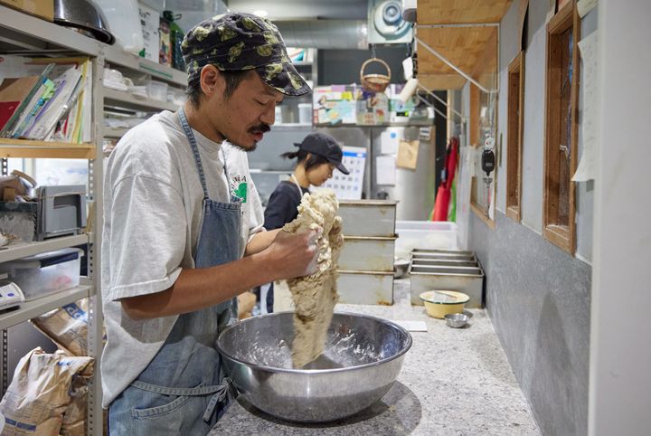 生地を手で捏ねる髙橋諒自さん
