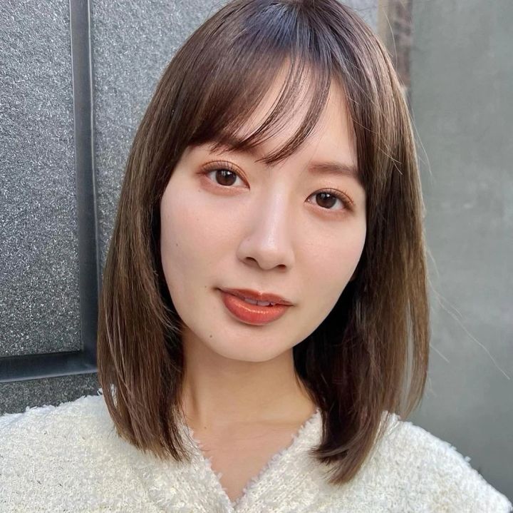 ミディアム ヘア 髪型 ヘアスタイル 前髪あり ヘアカラー グレーベージュ