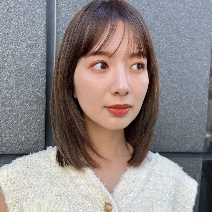 ミディアム ヘア 髪型 ヘアスタイル 前髪あり ヘアカラー グレーベージュ
