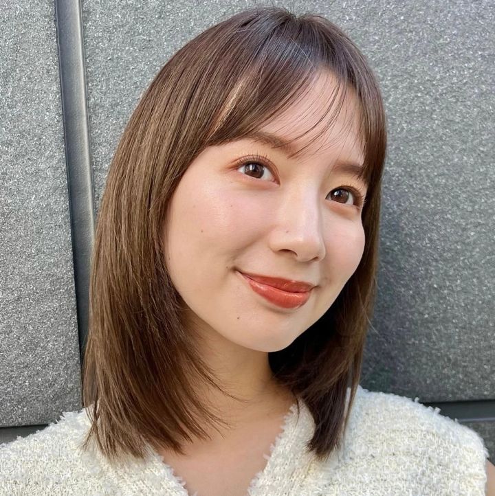 ミディアム ヘア 髪型 ヘアスタイル 前髪あり ヘアカラー グレーベージュ