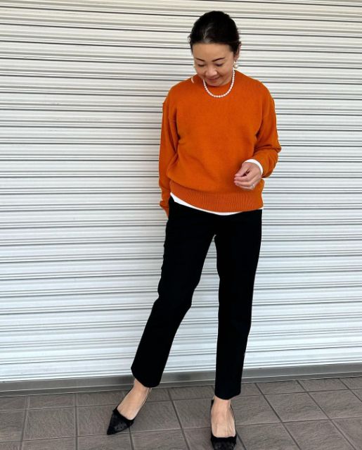 プレミアムラムクルーネックセーターを着用したコーデ