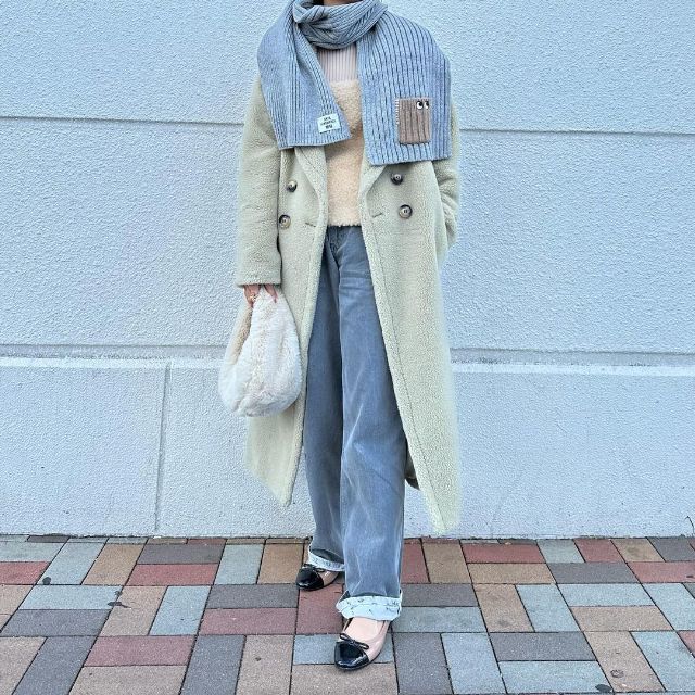 グレーのヒートテックニットマフラーを着用したコーデ