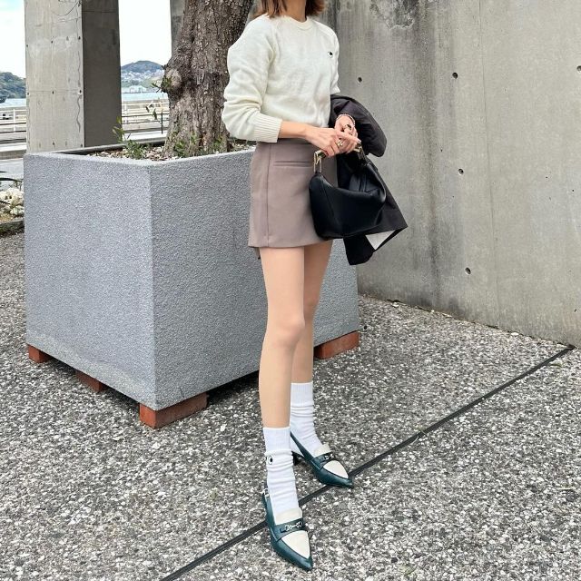 プレミアムラムクルーネックセーターとヒートテックソックスを着用したコーデ