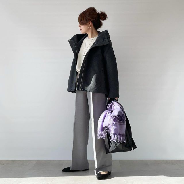 GUショートコートの女性全身