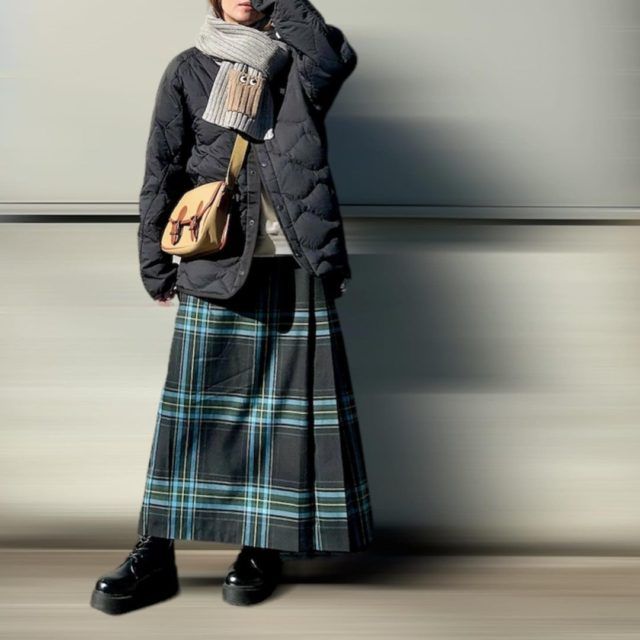 UNIQLOハイブリットダウン＆チェックスカートの女性