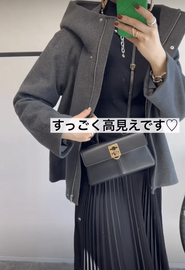 GUショートコートの女性