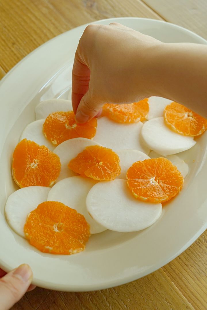からだが喜ぶ！お手軽カブとみかんのカルパッチョ風サラダ【ごはん愛好家 / あやかの旬野菜を使ったアペロおつまみ vol.1 〜レシピで旅するヨーロッパ〜】