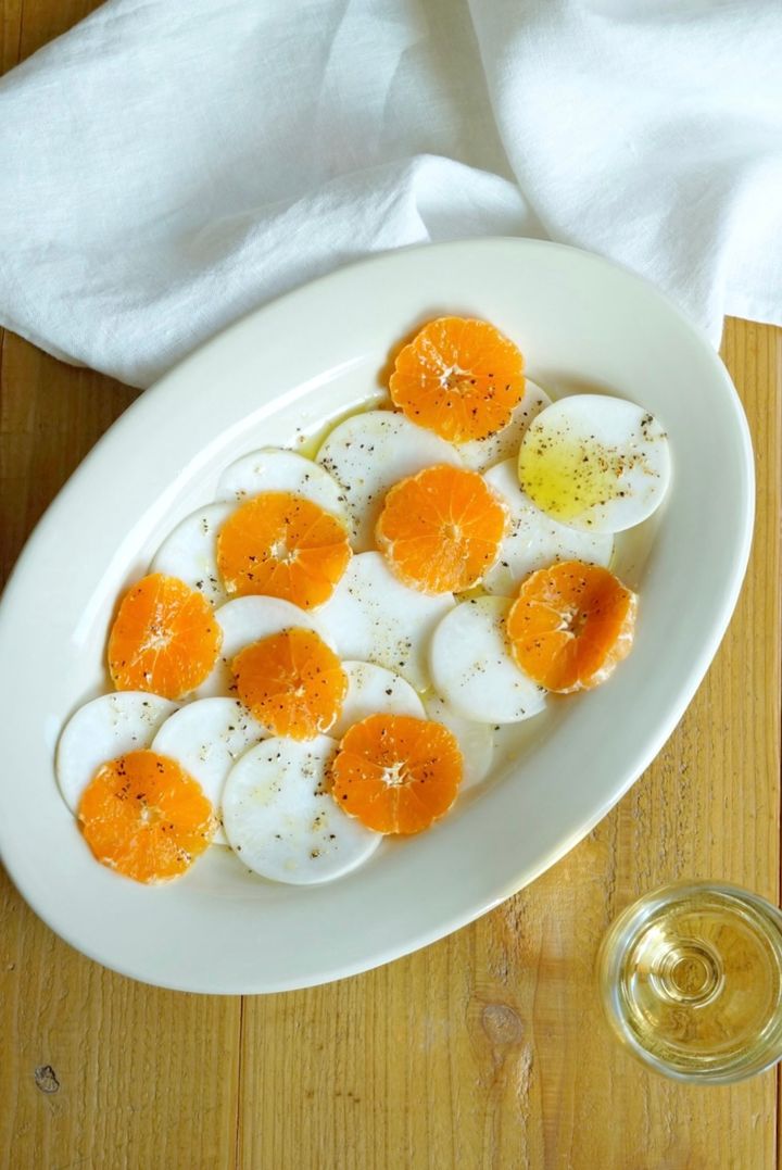 からだが喜ぶ！お手軽カブとみかんのカルパッチョ風サラダ【ごはん愛好家 / あやかの旬野菜を使ったアペロおつまみ vol.1 〜レシピで旅するヨーロッパ〜】