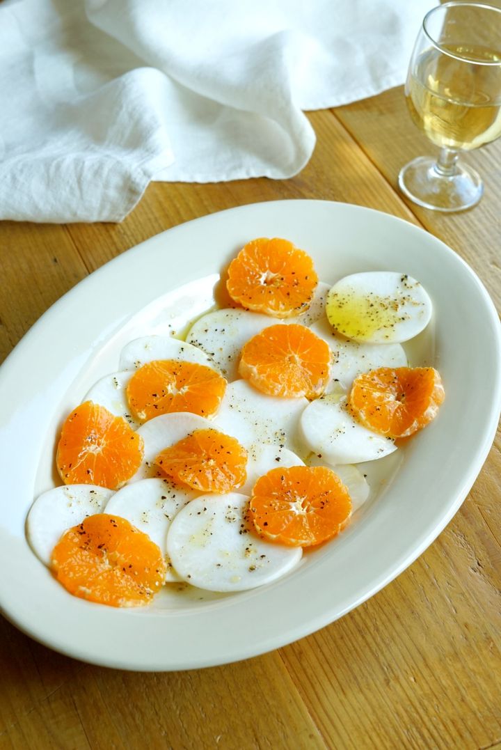 からだが喜ぶ！お手軽カブとみかんのカルパッチョ風サラダ【ごはん愛好家 / あやかの旬野菜を使ったアペロおつまみ vol.1 〜レシピで旅するヨーロッパ〜】