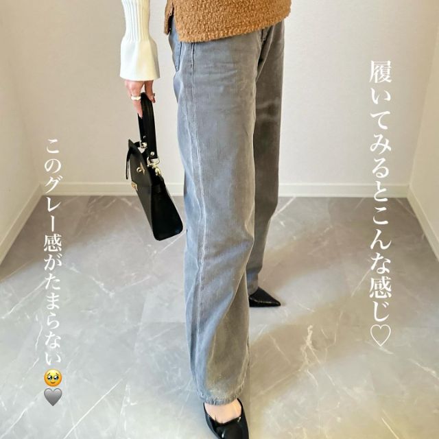 ZARAのハイウエストデニムパンツを着用