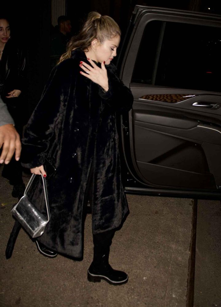 画像2: セレーナ・ゴメスが恋人のイニシャル指輪を着用