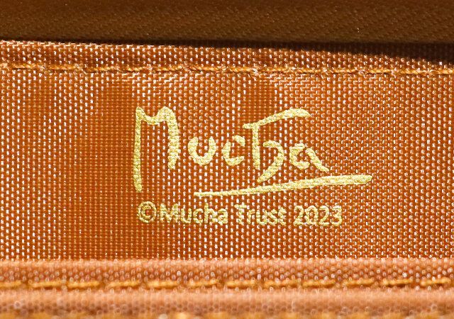 付録のアルフォンス・ミュシャ じゃばら式長財布はサイン入り