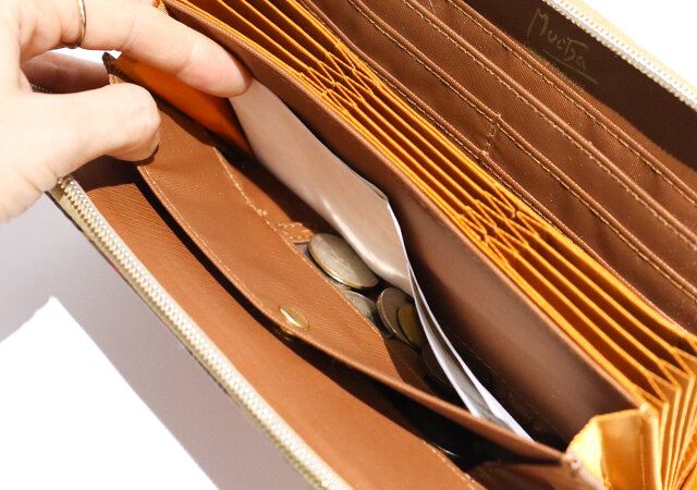 付録のアルフォンス・ミュシャ じゃばら式長財布の小銭分けシステム