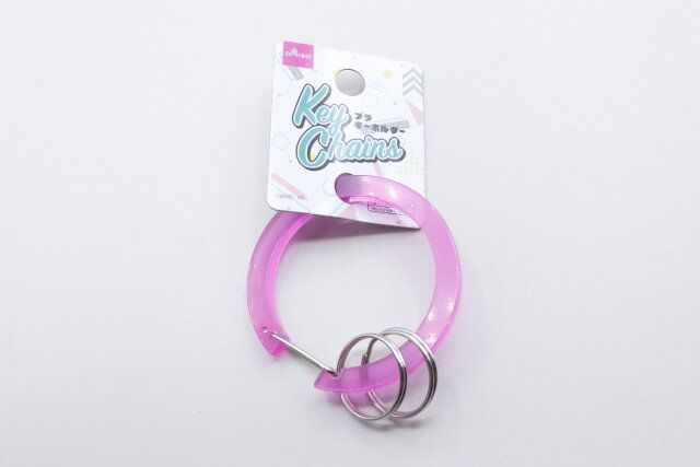 ダイソーのプラキーホルダーの商品タグ