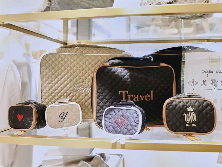 画像: サイズやカラーだけでなく、オリジナルデザインの刺しゅう入れが可能な「ダイヤモンドキルトポーチ」。 出典：ホテルライクインテリア