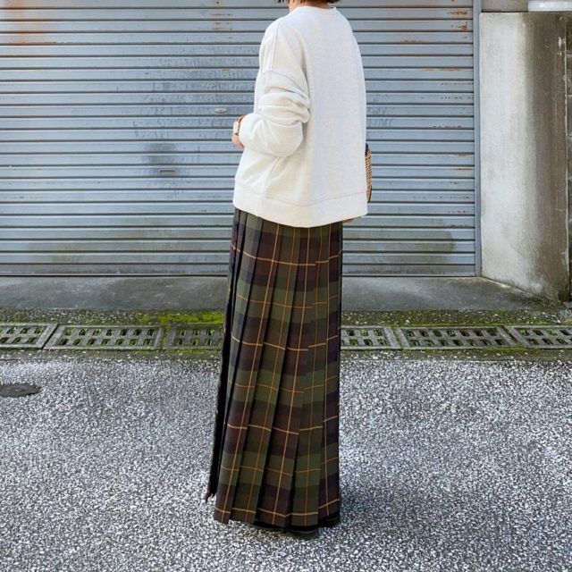 ロングプリーツとスウェットコーデの女性