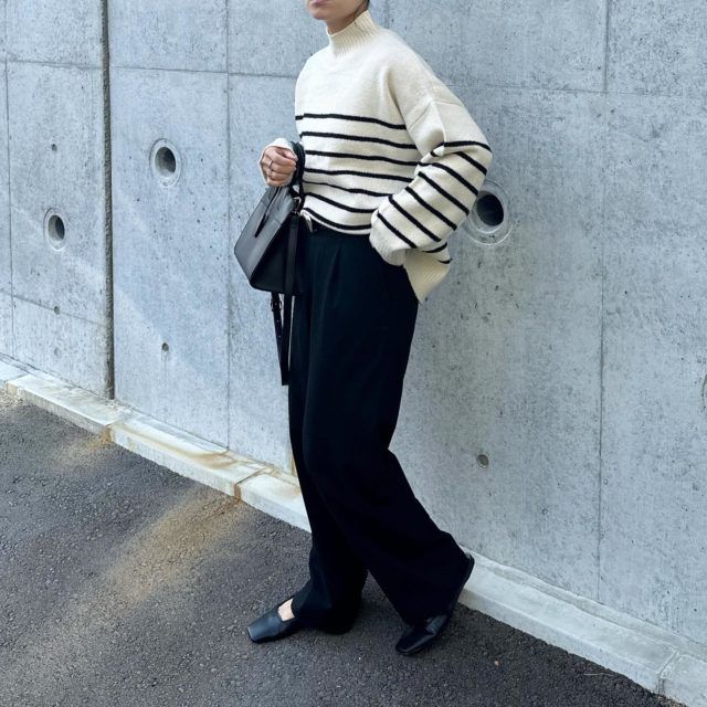 ANGIE オーバーサイズハイネックニット を着た女性