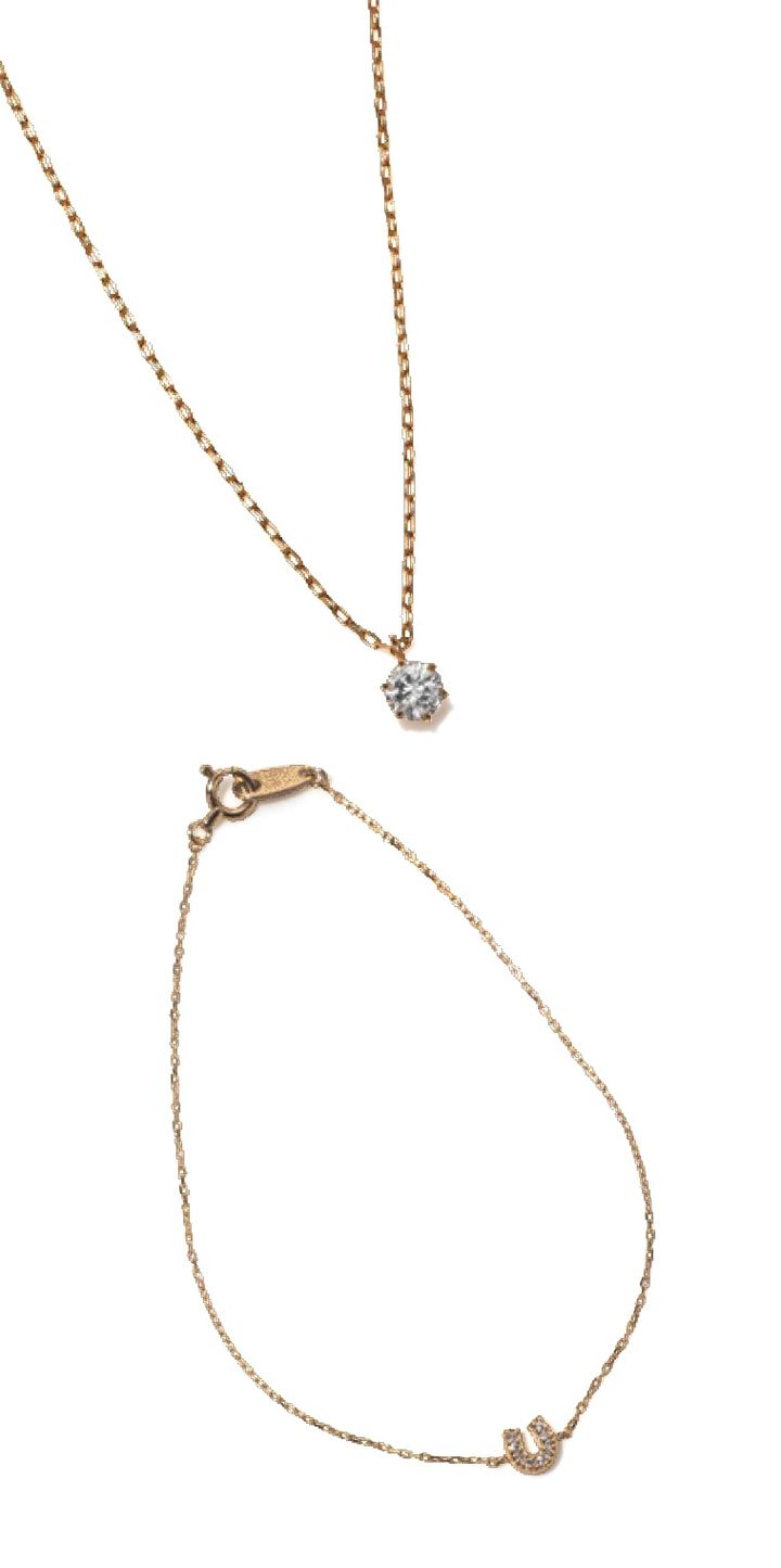 上：小ぶりのダイヤが胸元を繊細に彩る。［K10YG、DI］￥58,800（プール） 下：幸運のモチーフ、ホースシューをブレスレットに。［K10YG、DI］￥29,700（エテ）