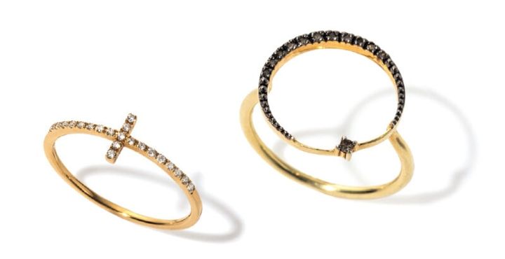 右：新月のようなデザインが洒落てる。［SV925×K18YGplan ting、DI］￥19,800（アルティーダ ウード／ジ アナザーミュージアム） 左：さりげないクロスモチーフ。［K18YG、DI］￥57,200（エテ）