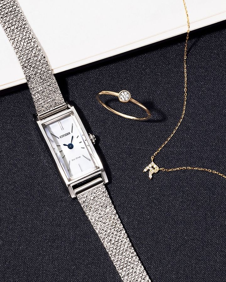 （左から）時計￥27,500（シチズン／ヒロブ ルミネ池袋店） リング［K10YG／ロジウムコーティング、ブリリアント ダイヤモンド］￥25,300、イニシャルネックレス［K18YG、DI］￥41,800（ともにエテ）