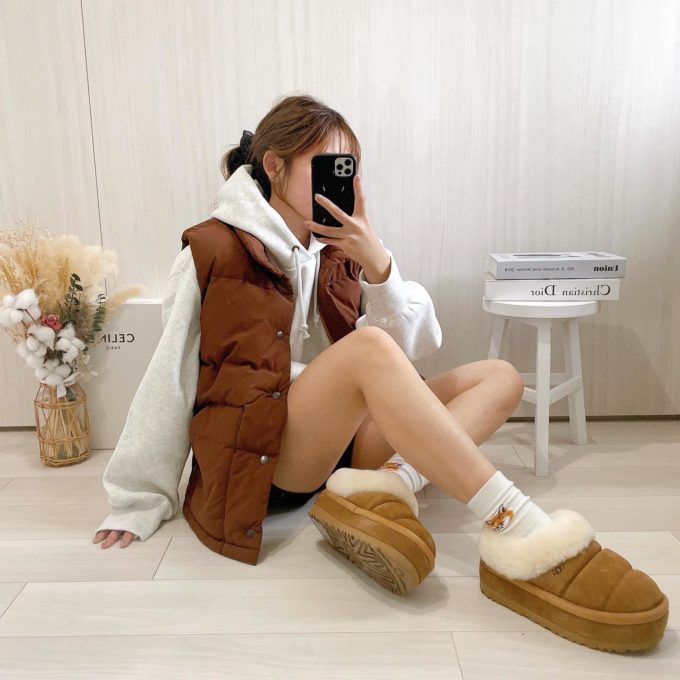 GUメンズのライトグレーの「ヘビーウェイトスウェットパーカ(長袖)」×ショートパンツ