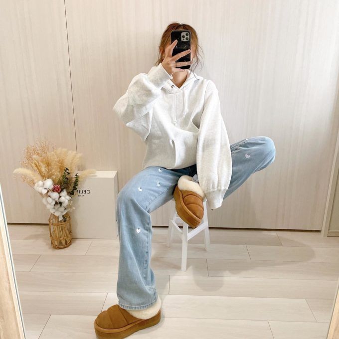 GUメンズのライトグレーの「ヘビーウェイトスウェットパーカ(長袖)」×ハート刺繍デニムパンツ