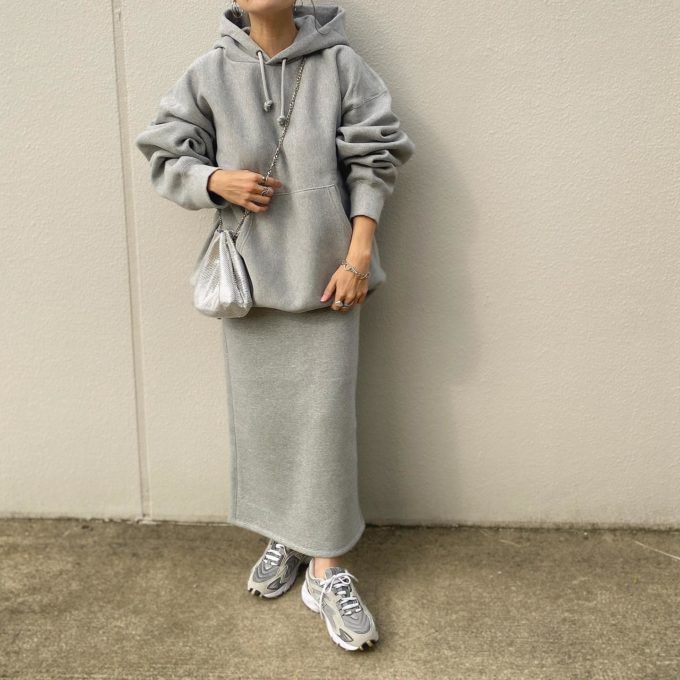 GUメンズのグレーの「ヘビーウェイトスウェットパーカ(長袖)」×ヘビーウェイトスウェットナローロングスカート