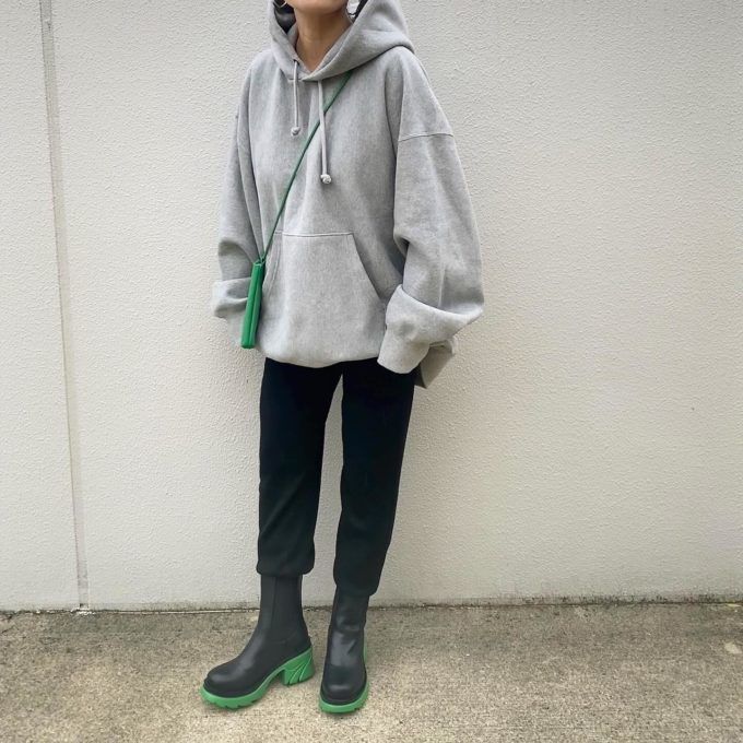 GUメンズのグレーの「ヘビーウェイトスウェットパーカ(長袖)」×ニットジョガーパンツ