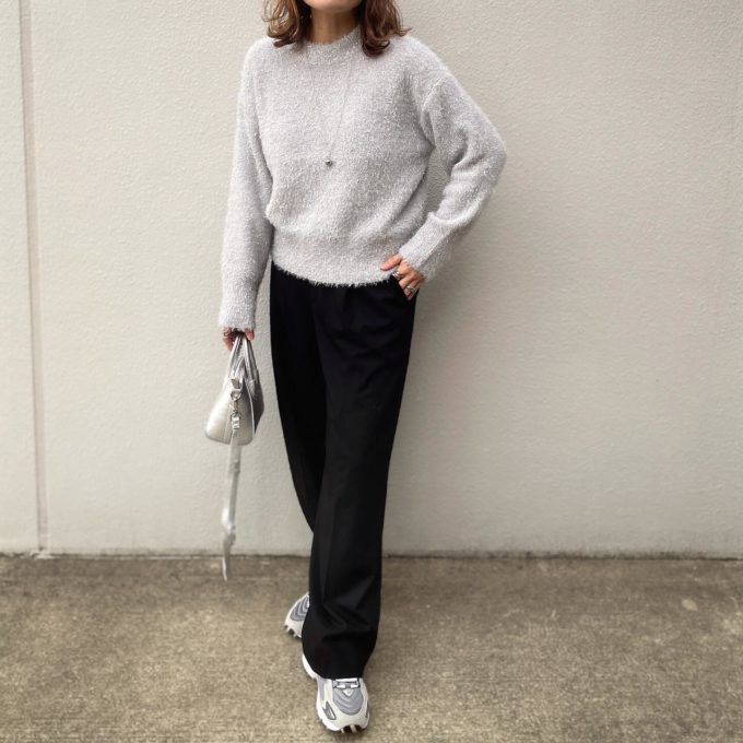 GUのライトグレーの「シャイニークルーネックセーター(長袖)」×パンツ