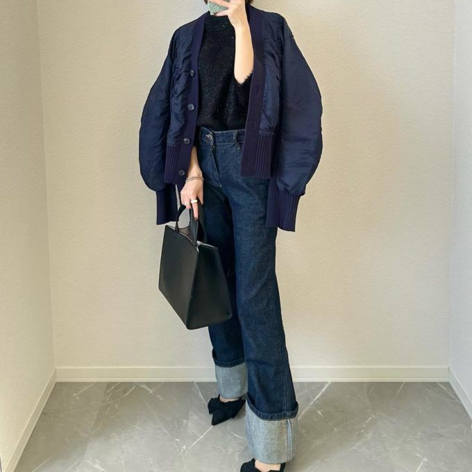 GUのブラックの「シャイニークルーネックセーター(長袖)」×ロールアップデニムパンツ