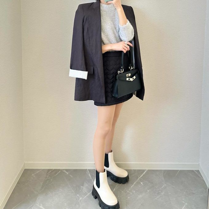 GUのライトグレーの「シャイニークルーネックセーター(長袖)」×キルティングハートミニスカート