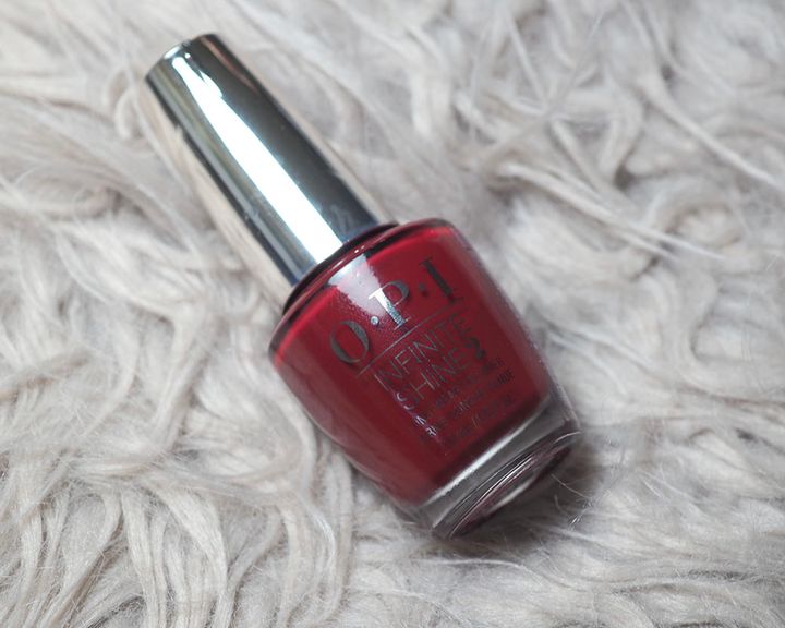 カラーセラピーで赤はパワフル、アクティブ、情熱的という意味があるので、寒くて籠りがちな冬でもネイルを見てアクティブに過ごせるかもしれません